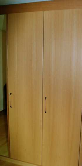 zweitueriger Schrank