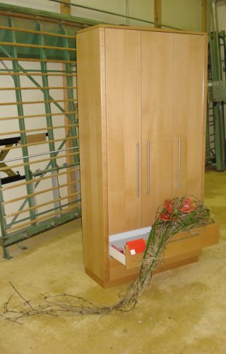 furnierte-Wandschraenke